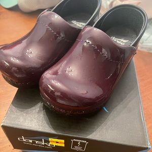 Kids Purple Patent Dansko size 28 (fits like 10.5)